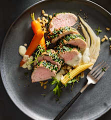 Gedämpftes Kräuterfilet mit Marktgemüse und Blattsalat