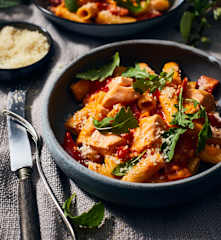 Lachs-Pasta mit Spitzpaprika