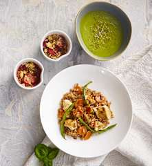 Vellutata di piselli; farro con pollo e verdure; crumble di fragole