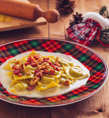 Tortelli con fonduta di Parmigiano Reggiano, pancetta e noci