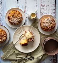 Mini apple crumble cakes