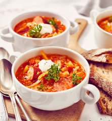 Deftiger Krauttopf mit Mettwurst