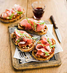 Bruschettas jambon fumé, tomate et basilic
