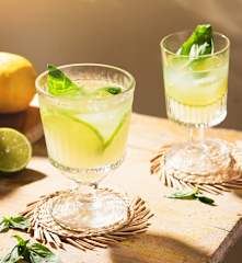 Cóctel de limoncello y albahaca