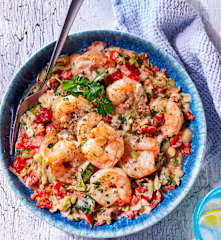 Salat mit gebratenen Garnelen