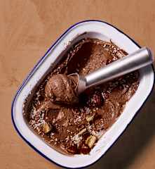 Dunkles Kokos-Eis