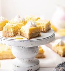 Bouchées citronnées sur croûte sablée aux flocons d'avoine