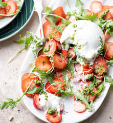 Salada de morango e burrata com pesto