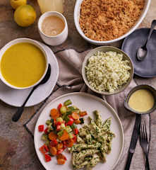 Warzywna zupa krem; Warzywa z kurczakiem, ryżem i sosem musztardowym; Lemoniada; Jabłka pod kruszonką