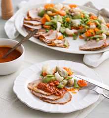 Carne braseada en salsa con verduras al vapor en cocción lenta