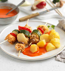 Gemüse-Hühner-Spieße mit Erdäpfeln und Paprikasauce