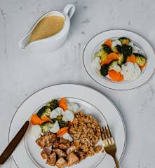 Kuřecí kousky s rýží, omáčkou a zeleninou na páře