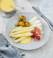 Spargel und Kartoffeln mit Sauce Hollandaise