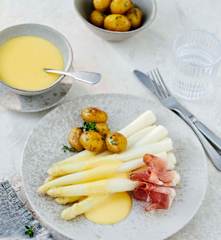 Szparagi z ziemniakami i sosem holenderskim