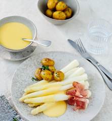Asperges et pommes de terre sauce hollandaise