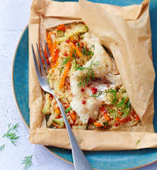 Papillote de merlu, semoule complète et légumes