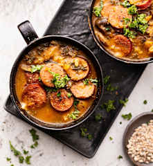 Ragoût de champignons, saucisses et l'orge