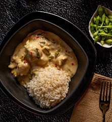 Pollo en salsa de crema y loroco