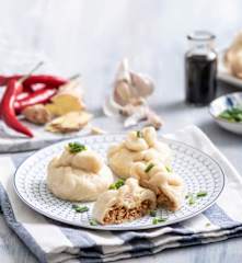 Orientalne bułeczki na parze z mięsem drobiowym z rosołu