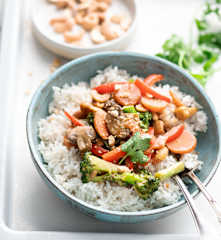 Warzywa w sosie orzechowym z ryżem (z osłoną noża miksującego 2.0)