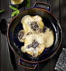 Mini-Germknödel mit Zwetschgenkonfitüre, Mohnzucker und Vanillesauce