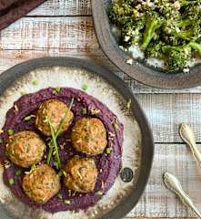 Taze Soğanlı Köfte, Havuçlu Patates Püresi ve Bademli Brokoli