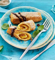 French-Toast-Rollen mit Dattelcreme und Schokosauce