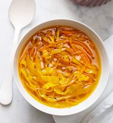 Bouillon détox au curcuma et aux légumes