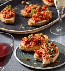 Bruschetta mit Tomate und Mozzarella