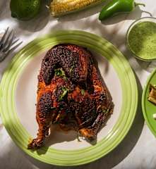 Pollo asado al estilo peruano con salsa verde y ensalada de aguacate