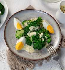 Brokkoli mit leichter Schnittlauchhollandaise und Ei