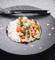 Curry de lotte avec carottes, pois chiches, pois gourmands et riz