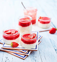 Reispudding mit Rosenwasser und Erdbeermus (Rizogalo)