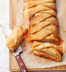 Pizza tressée à la tomate jambon et mozza