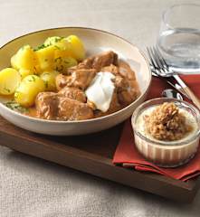 Menü: Kalbsrahmgulasch mit Kartoffeln; Winter-Cheesecake im Glas