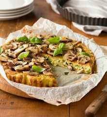 Würziger Bergkäse-Zucchini-Kuchen mit Pilzen