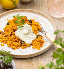 Mediteraner Couscous mit Joghurtdip