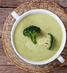 Sopa de brócoli y almendras