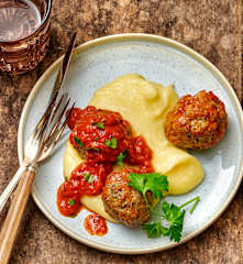 Hackbällchen in Tomatensauce mit Kartoffelstock (8 Portionen)