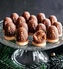 Včelí úlky s pekanovými ořechy