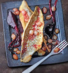 Filets de merlan, betteraves et petits oignons confits au miel