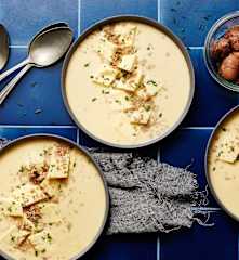 Crème de saumon, omelette à la ciboulette et marrons grillés