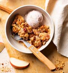 Veganský crumble s jablky, ořechy a rozinkami v rumu