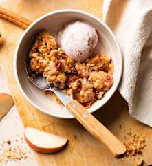 Crumble vegano di mele e noci con uvetta
