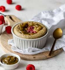 Pieczona owsianka z kremem pistacjowym i malinami