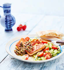 Halloumi mit Gurken-Koriander-Salat und Olivensalsa