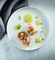 Turbante di branzino in scorza d'arancia e pepe rosa con gamberi di Santa Margherita