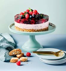 Beeren-Joghurt-Torte mit Cantuccini-Boden