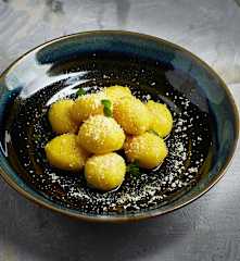 Gnocchi ripieni con spinaci freschi e salsiccia