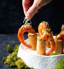 Vasitos de filo con aguacate y gambas